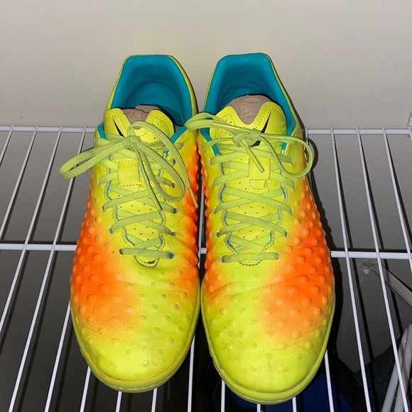 nike soccer shoes - Picture 4 of 4